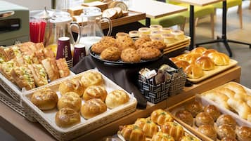 Daily full breakfast (JPY 1000 per person)