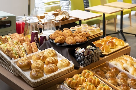 Daily full breakfast (JPY 1000 per person)