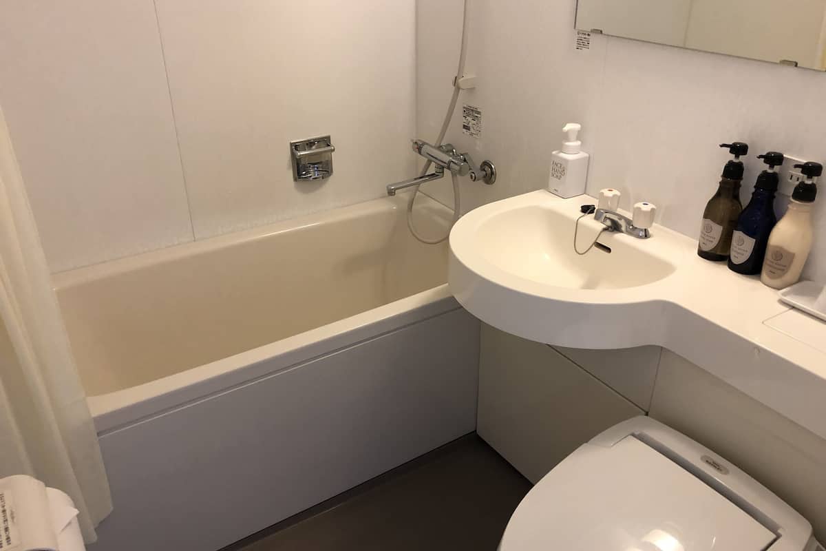 combined shower/bathtub, deep-soaking bathtub, free toiletries