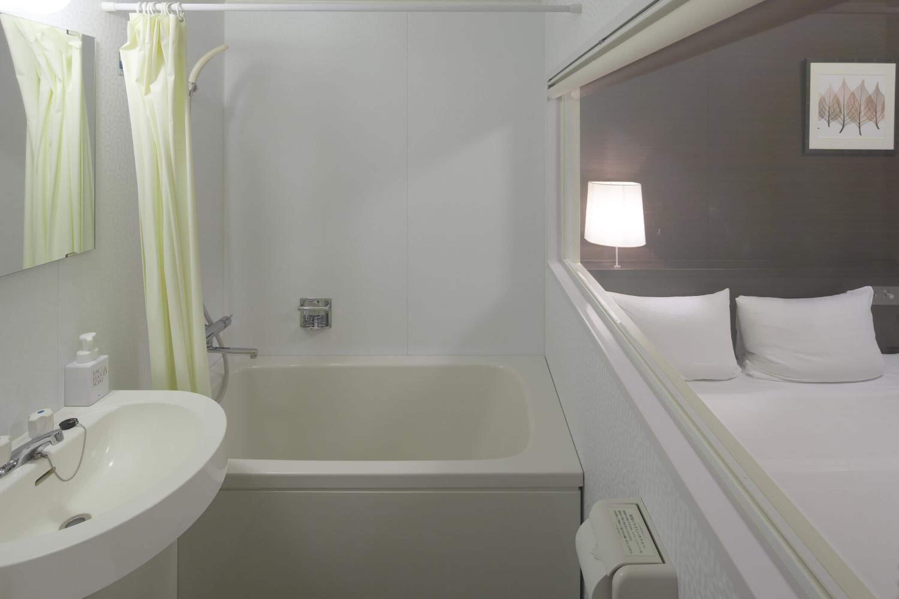 combined shower/bathtub, deep-soaking bathtub, free toiletries