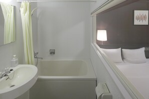 Kombinasi shower/bathtub, bathtub besar,  dan perlengkapan mandi gratis