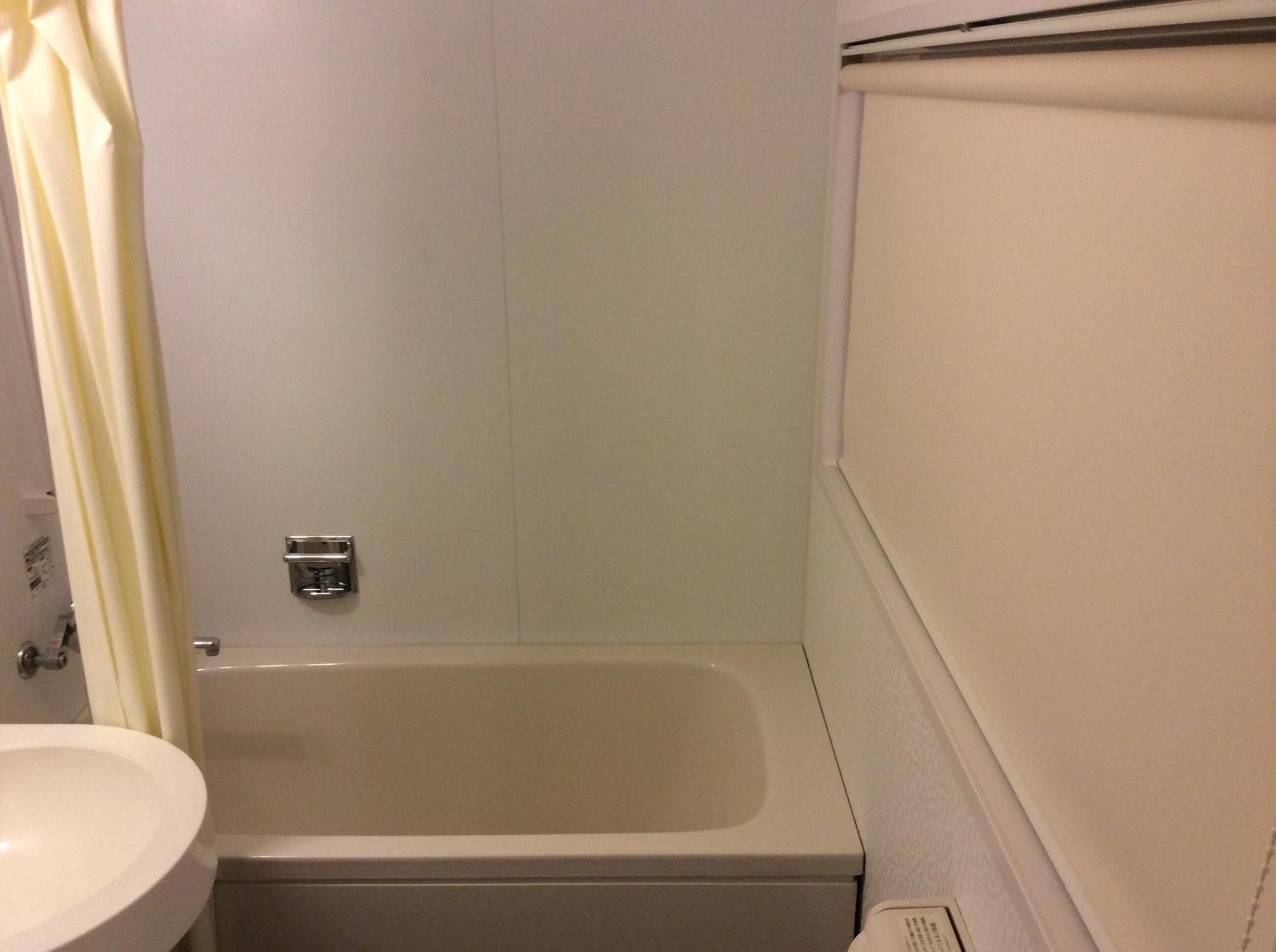 combined shower/bathtub, deep-soaking bathtub, free toiletries