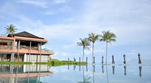 Piscine extérieure, parasols, chaises longues