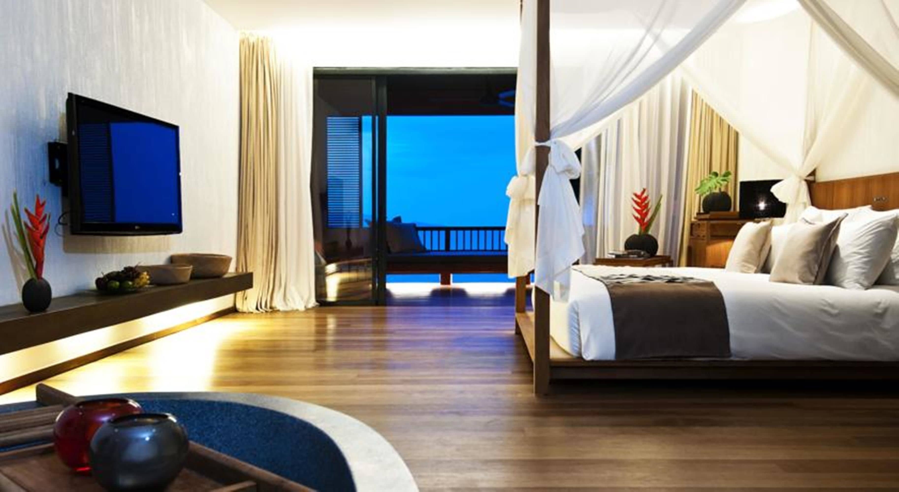 Minibar, coffres-forts dans les chambres, bureau, rideaux occultants