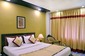 Minibar, in-room safe, desk, iron/ironing board