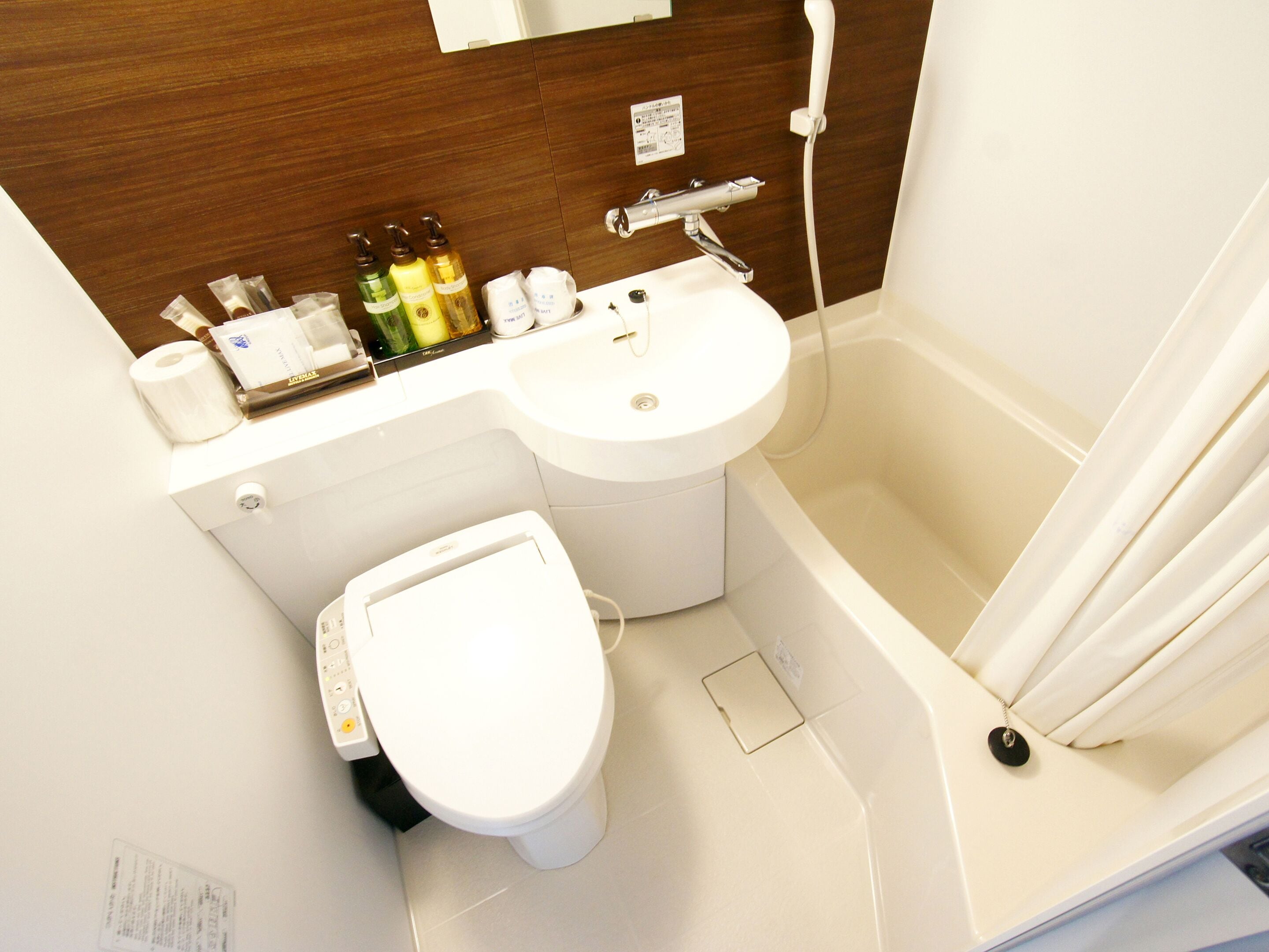 combined shower/bathtub, towels