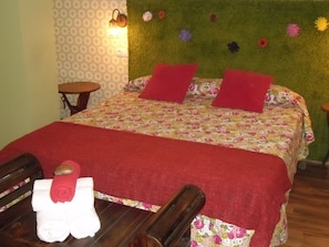 Schreibtisch, Verdunkelungsvorhänge, schallisolierte Zimmer