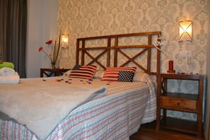 Romantisches Doppelzimmer, 1 Doppelbett (Empeltre) | Schreibtisch, Verdunkelungsvorhänge, schallisolierte Zimmer