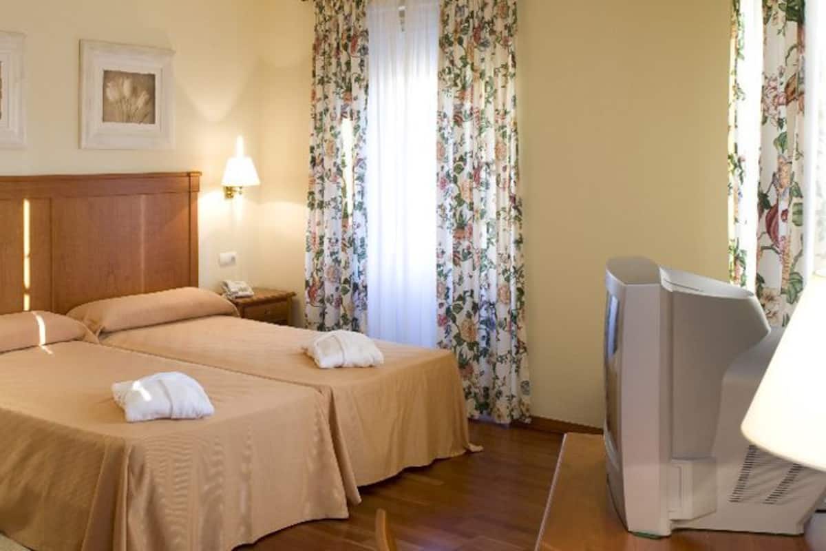 Kamer, 1 twee- of 2 eenpersoonsbedden | Een minibar, een kluis op de kamer, een bureau, gratis wifi