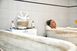 Sauna, tina de hidromasaje, tratamientos corporales y hidroterapia 