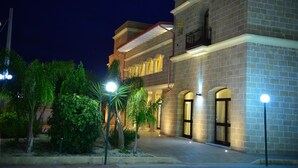 Fachada del alojamiento - Noche