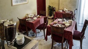 بوفيه فطور مجانًا يوميًا