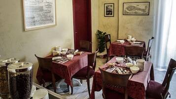 Tägliches inbegriffenes Frühstücksbuffet