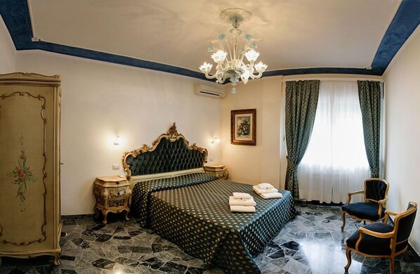 Habitació doble, bany compartit | Caixa forta a l'habitació, decoració individual i mobiliari individual 