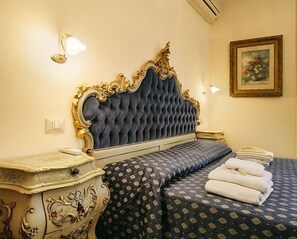 Double Room, Shared Bathroom | In-room safe, individually decorated, individually furnished - B&B La Bauta (Mestre)
