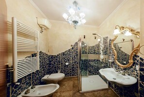 Double Room, Shared Bathroom | Bathroom | Shower, free toiletries, hair dryer, towels - B&B La Bauta (Mestre)