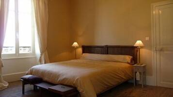 Comfort Double Room, 1 Katil Raja (King), Park View | Peralatan tempat tidur premium, meja, katil lipat simpan/tambahan