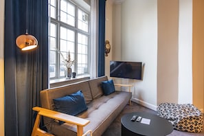 Apartamento Confort, baño privado, vistas al jardín (Front) | Zona de estar | Una televisión de pantalla plana, películas de pago