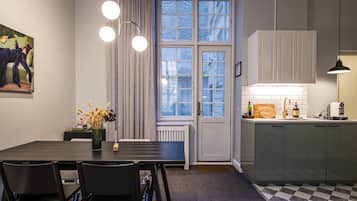 Classic-Apartment, eigenes Bad (Courtyard) | Essbereich im Zimmer