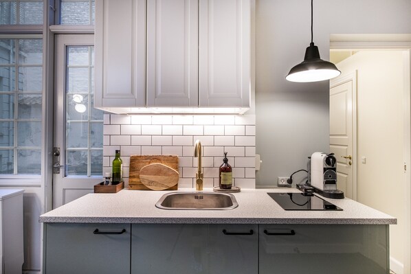 Classic Apartment, Private Bathroom (Courtyard) | Private kitchen | Fridge, microwave, oven, stovetop - The Citadel apartments by Daniel&Jacob’s (Copenhagen)