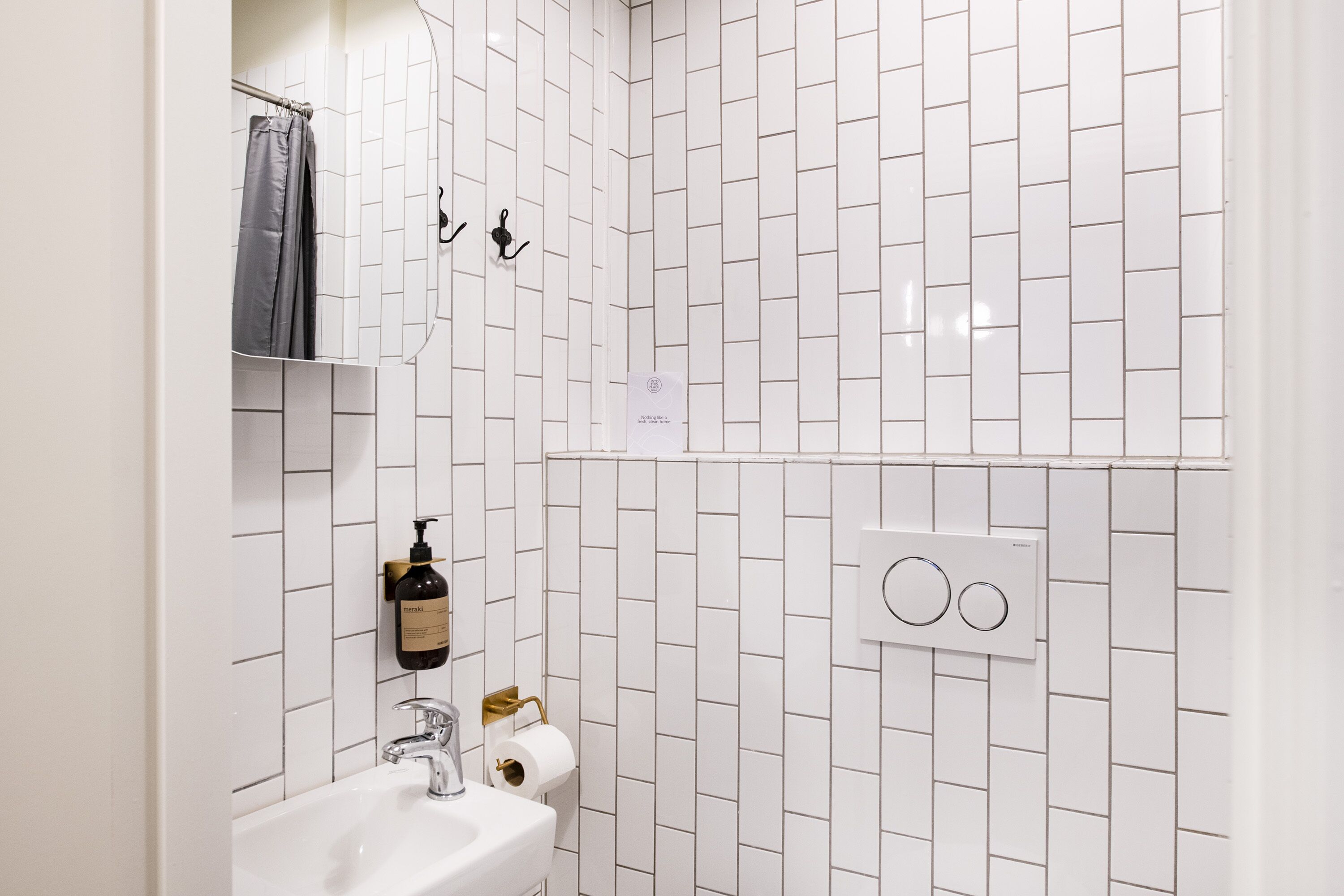 Appartamento Classic, bagno privato (Courtyard) | Bagno | Doccia, soffione a pioggia, asciugacapelli, asciugamani
