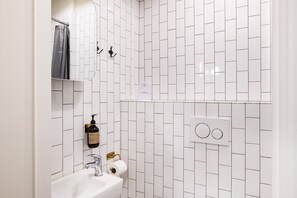 Leilighet – classic, privat bad (Courtyard) | Bad | Dusj, regndusjhode, hårføner og håndklær