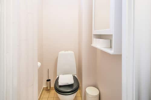 Apartment, 4 Bedrooms, Kitchen | Baño | Regadera, secadora de cabello, toallas