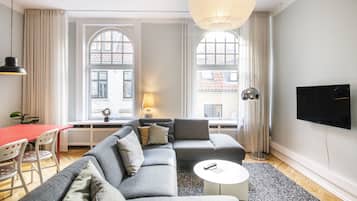 Apartment, 4 Bedrooms, Kitchen | Coin séjour | Télévision à écran plat, films à la carte