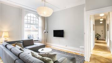 Apartment, 4 Bedrooms, Kitchen | Coin séjour | Télévision à écran plat, films à la carte