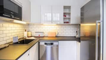 Apartment, 4 Bedrooms, Kitchen | Private kitchen | Fridge, microwave, oven, stovetop