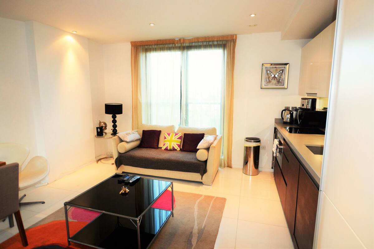 Apartment, 2 Bedrooms | Meja, kalis bunyi, seterika/papan seterika, katil lipat simpan/tambahan