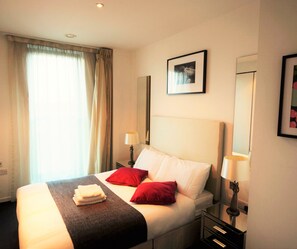 Apartment, 2 Bedrooms | Meja, kalis bunyi, seterika/papan seterika, katil lipat simpan/tambahan
