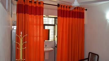 Standard Double Room | Bathroom | Shower