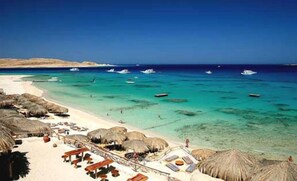 Beach nearby, sun loungers, beach umbrellas, beach towels - Iris Holiday apartment (Hurghada)