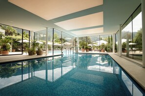 Piscina coberta, piscina a l'aire lliure, cabanes gratuïtes i para-sols 