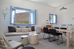 Deluxe Villa, 2 Bedrooms, Jetted Tub (Nykteri) | Living room