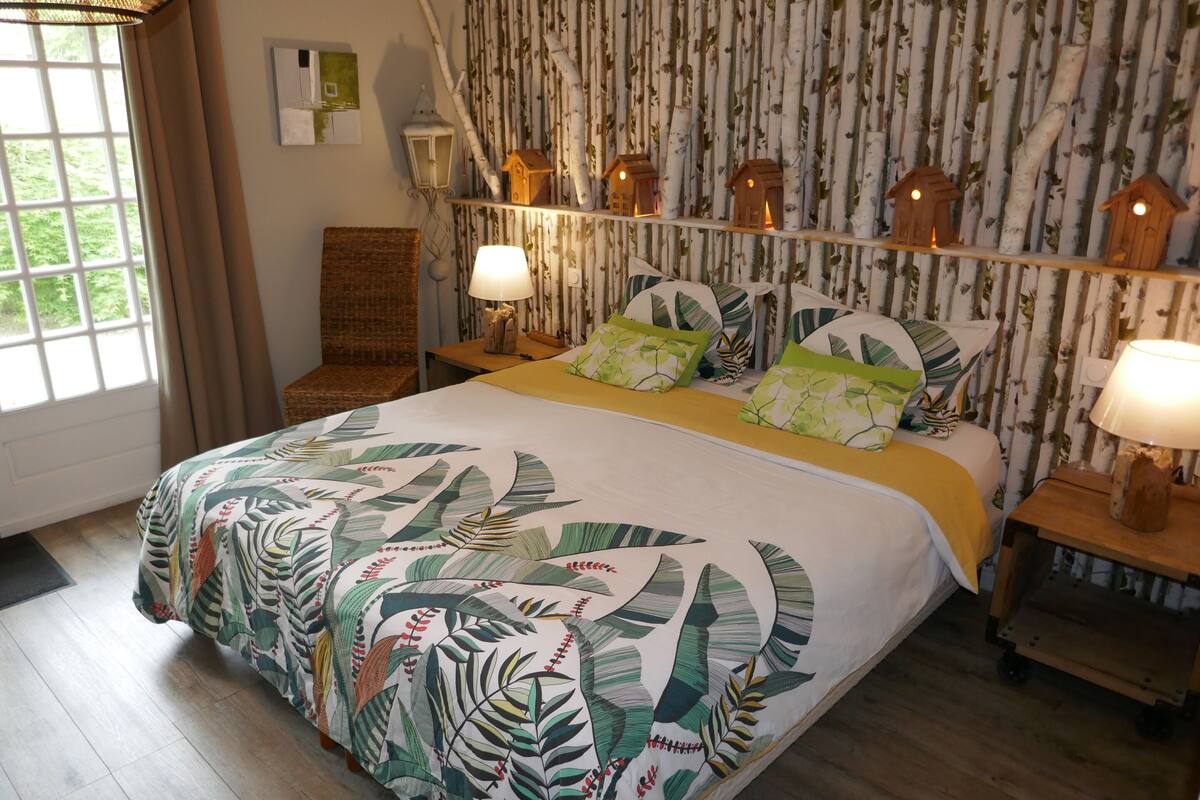 Une chambre à coucher avec un lit, une chaise, une fenêtre et un mur décoré de nichoirs.