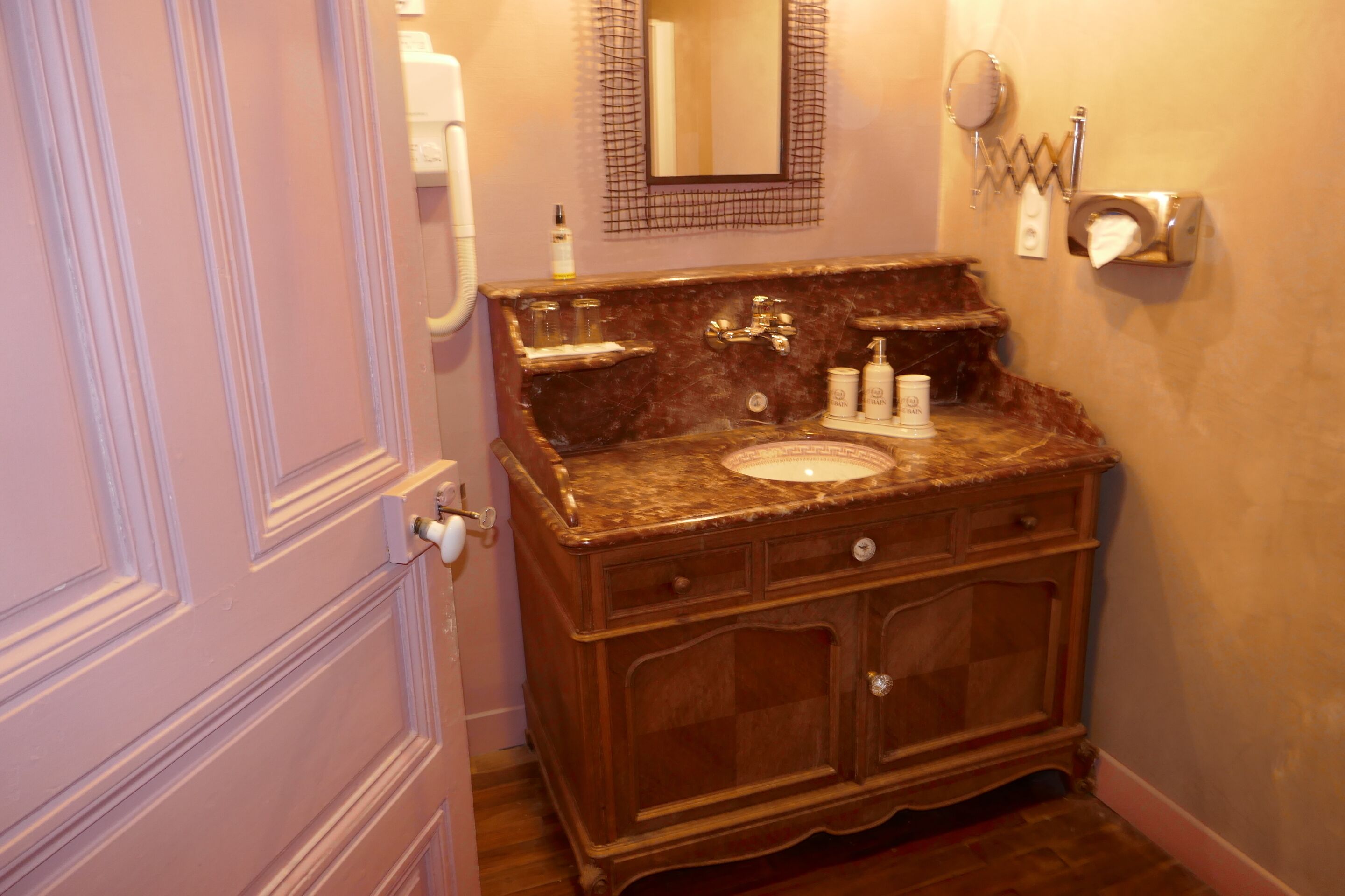 Neljän hengen huone (Chambre Quadruple) | Kylpyhuone