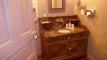 Quadruple Room (Chambre Quadruple) | Bathroom