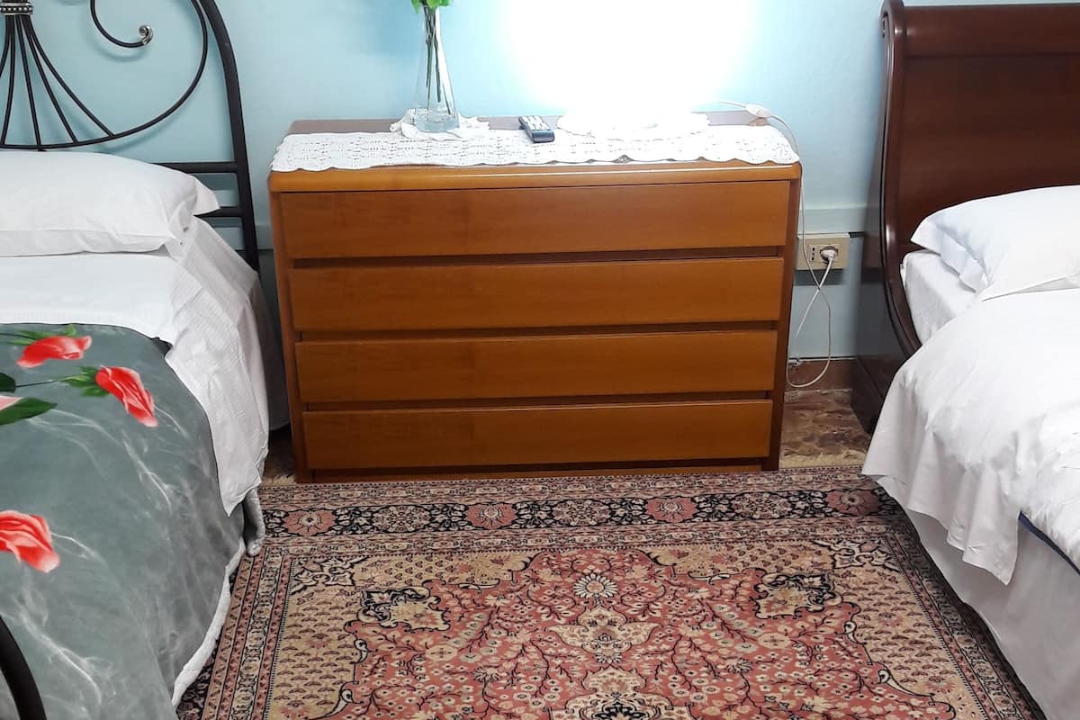 Chambre Quadruple Supérieure, salle de bains commune | Lits bébé (en supplément), lits pliants/supplémentaires, Wi-Fi gratuit