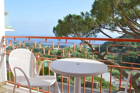 Superior Quadruple Room | Desk, free WiFi, bed sheets