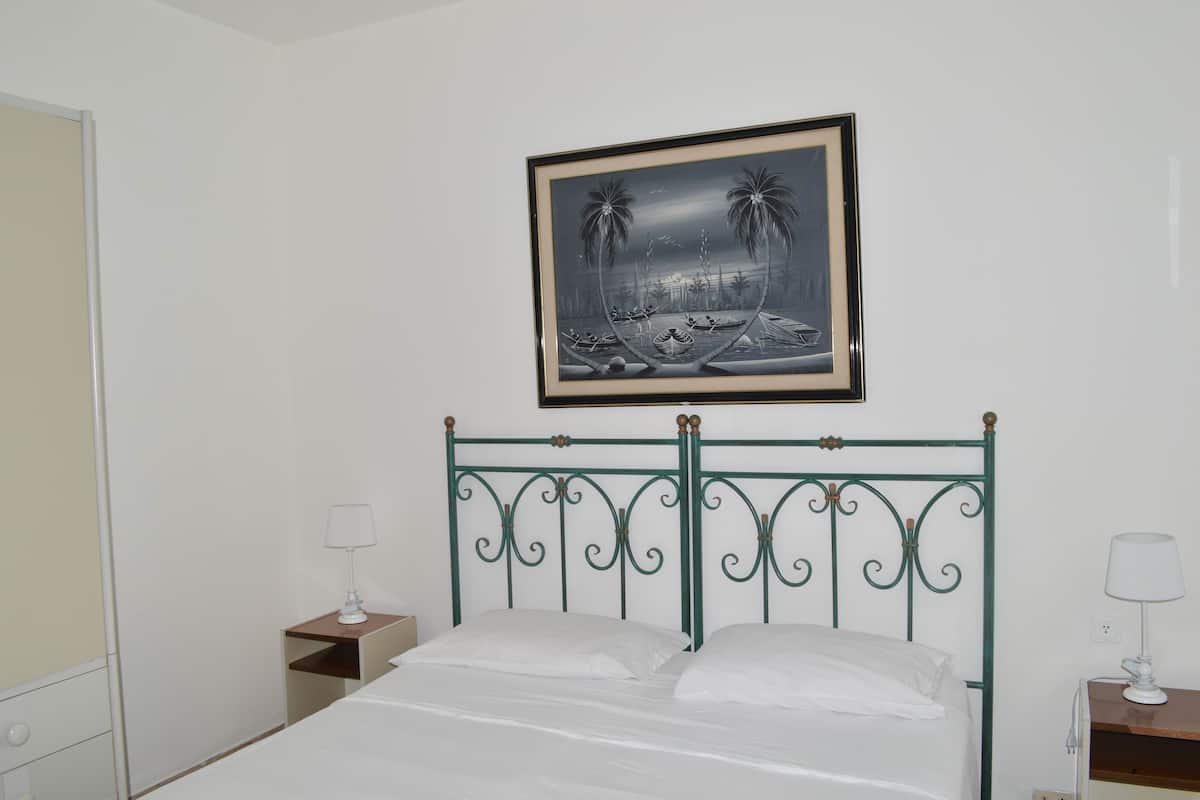 Classic Quadruple Room | Desk, free WiFi, bed sheets