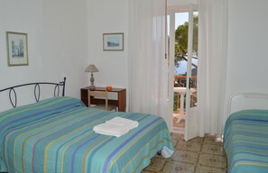 Escritorio, wifi gratis y ropa de cama 