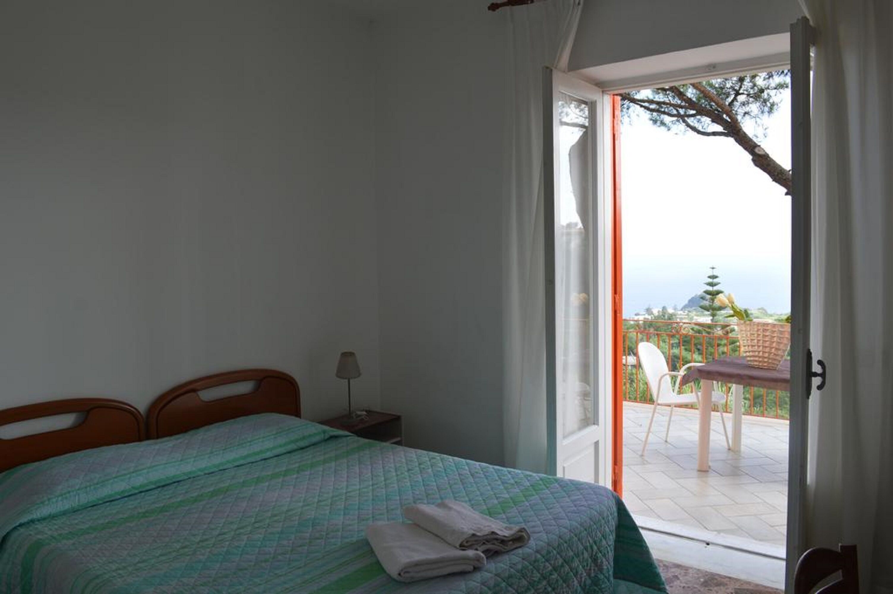 Escritorio, wifi gratis y ropa de cama 
