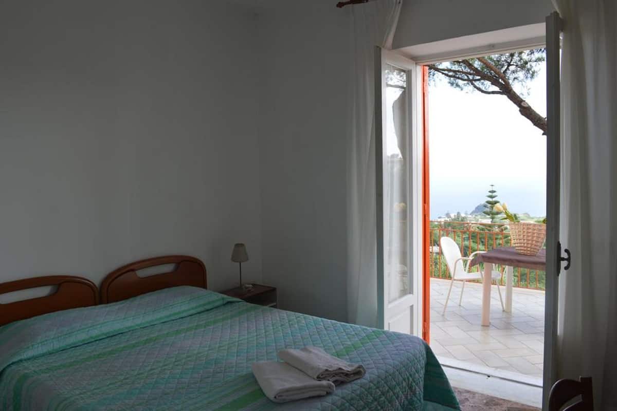 Escritorio, wifi gratis y ropa de cama