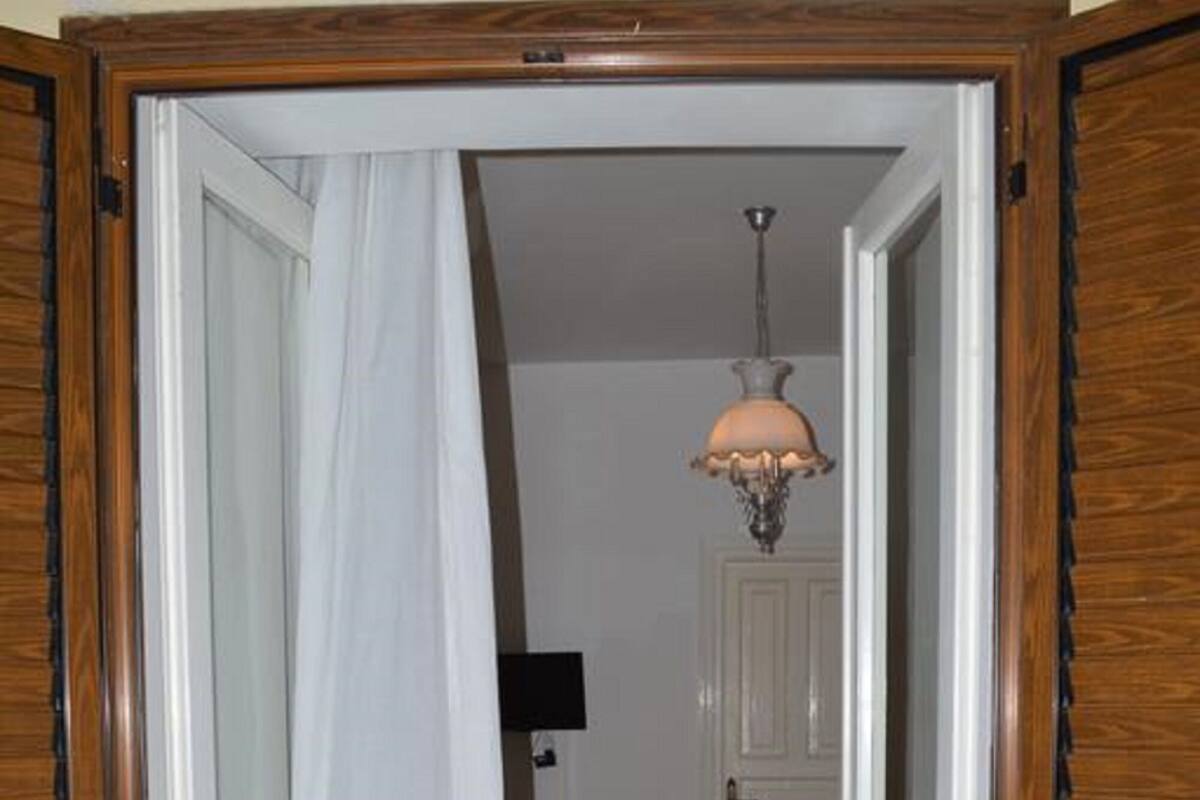 Escritorio, wifi gratis, ropa de cama