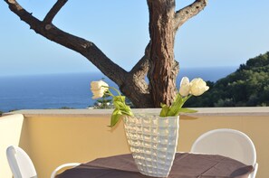 A table with a clear view of the sea and a tree. - Hotel Polito (Forio)