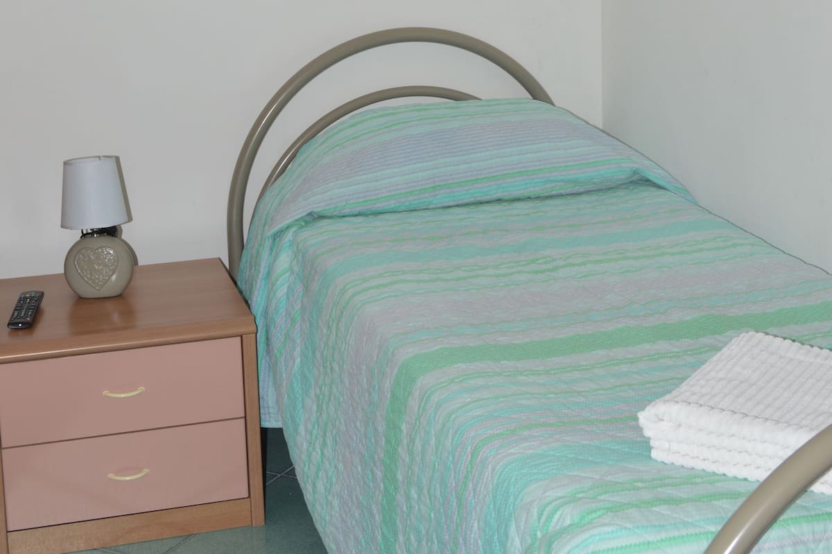 Double Room with French bed | Desk, free WiFi, bed sheets