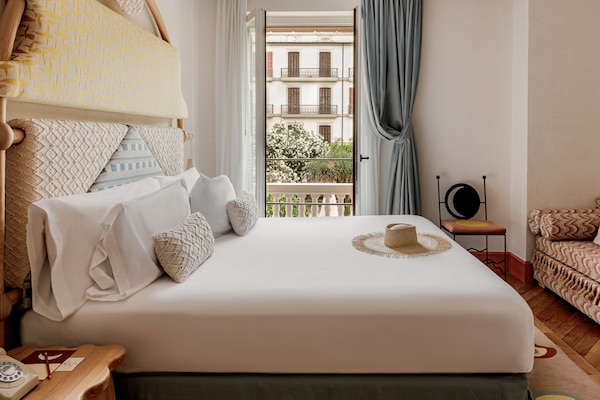 Kamer (Vara De Rey) | Luxe beddengoed, donzen dekbedden, een minibar, een kluis op de kamer