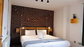 Kamar Double atau Twin, ensuite | Seprai antialergi, setrika/meja setrika, dan tempat tidur bayi